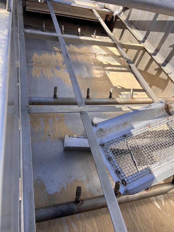 Used 48” wide flooded wash tank elevator for floating product