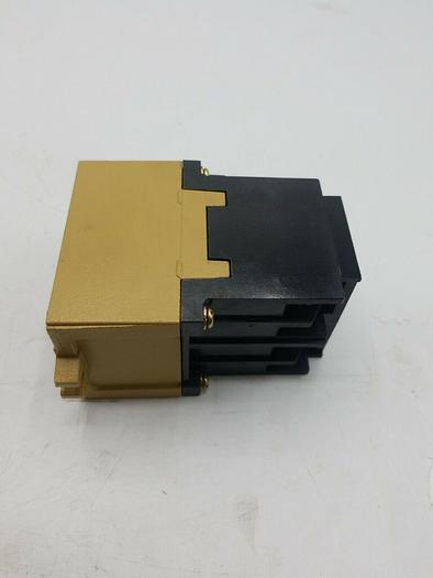 Used ALLEN BRADLEY AC RELAY 700-P400A1 SER B