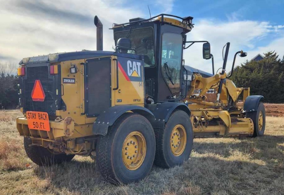 Used 2010 Caterpillar 160M with 14' board and removable snow wing