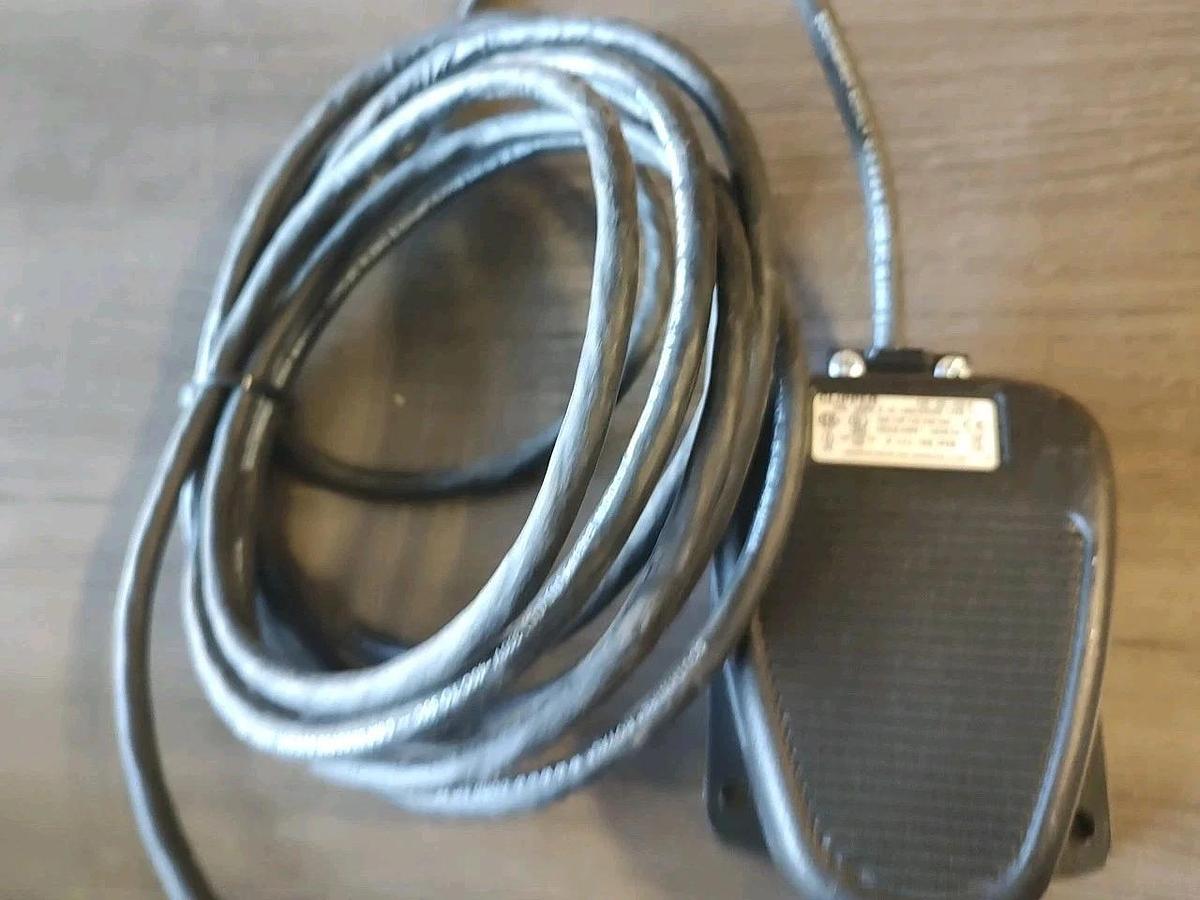 Refurbished REFURB Linemaster 632-S Clipper Foot Switch, Electrical, Single Pedal, Momentary