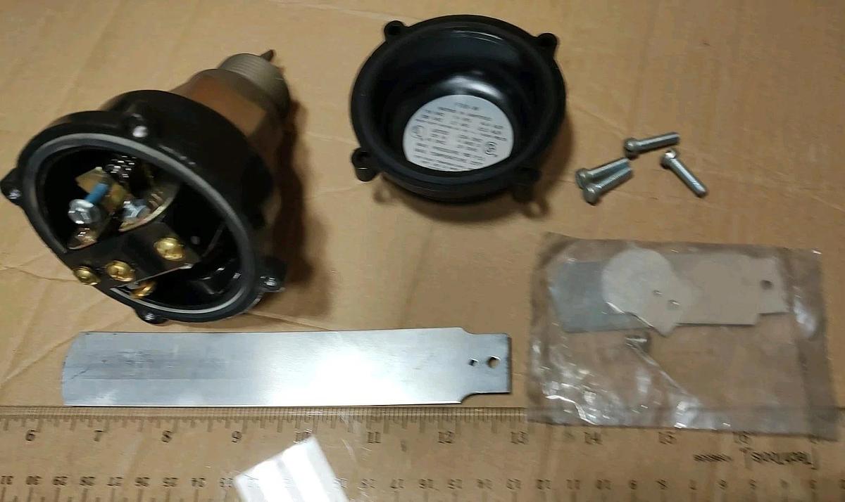 NOS MCDONNELL FS8-W 1" General Purpose Liquid Flow Switch NEMA 4 120/240VAC
