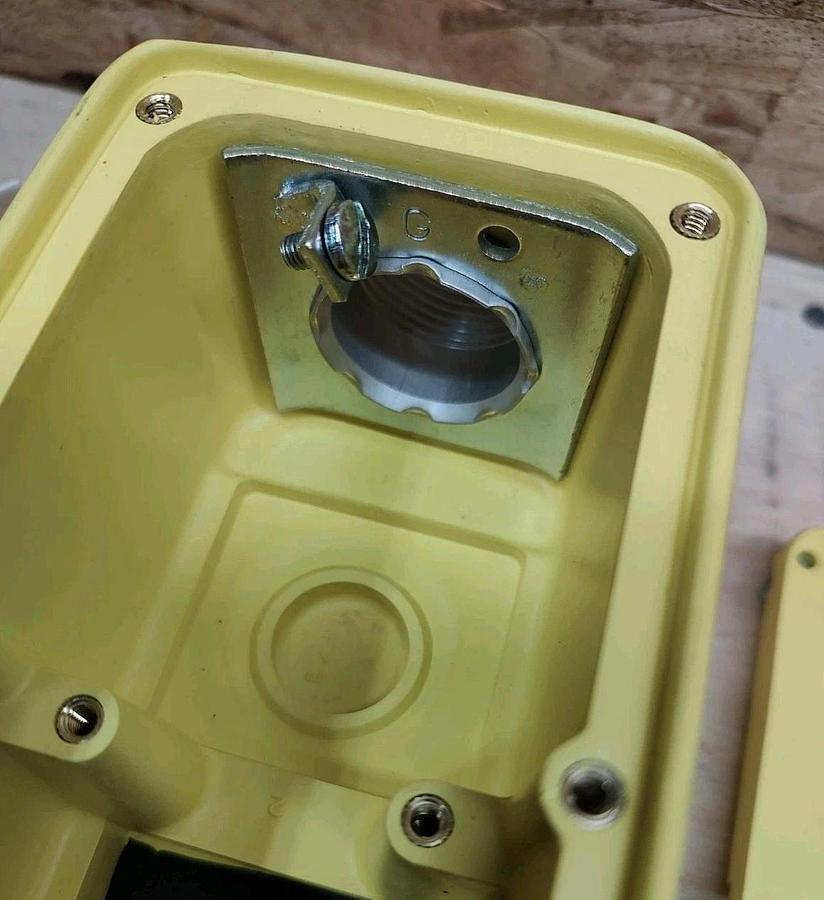 NEW KONE 70411403 Hubbell 2016 WPBC 6 Button Crane pendant enclosure Indoor