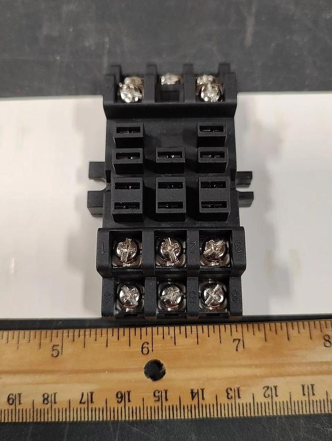 LOT OF 10 GE Industrial CR420HA relay socket din rail socket.      B2