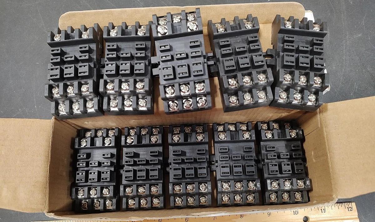 LOT OF 10 GE Industrial CR420HA relay socket din rail socket.      B2