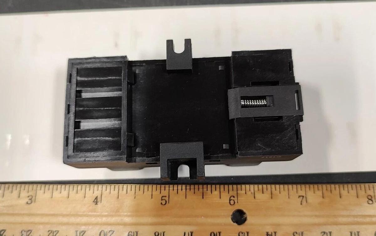 LOT OF 10 GE Industrial CR420HA relay socket din rail socket.      B2
