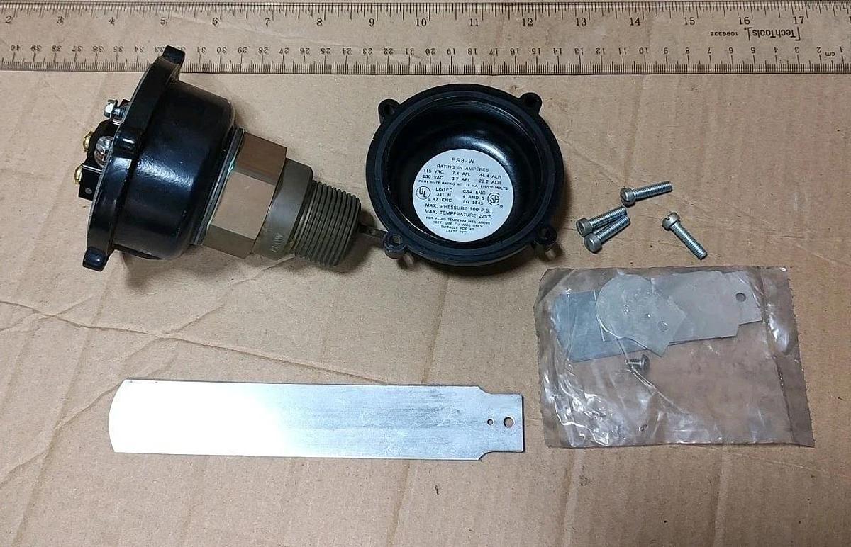 NOS MCDONNELL FS8-W 1" General Purpose Liquid Flow Switch NEMA 4 120/240VAC