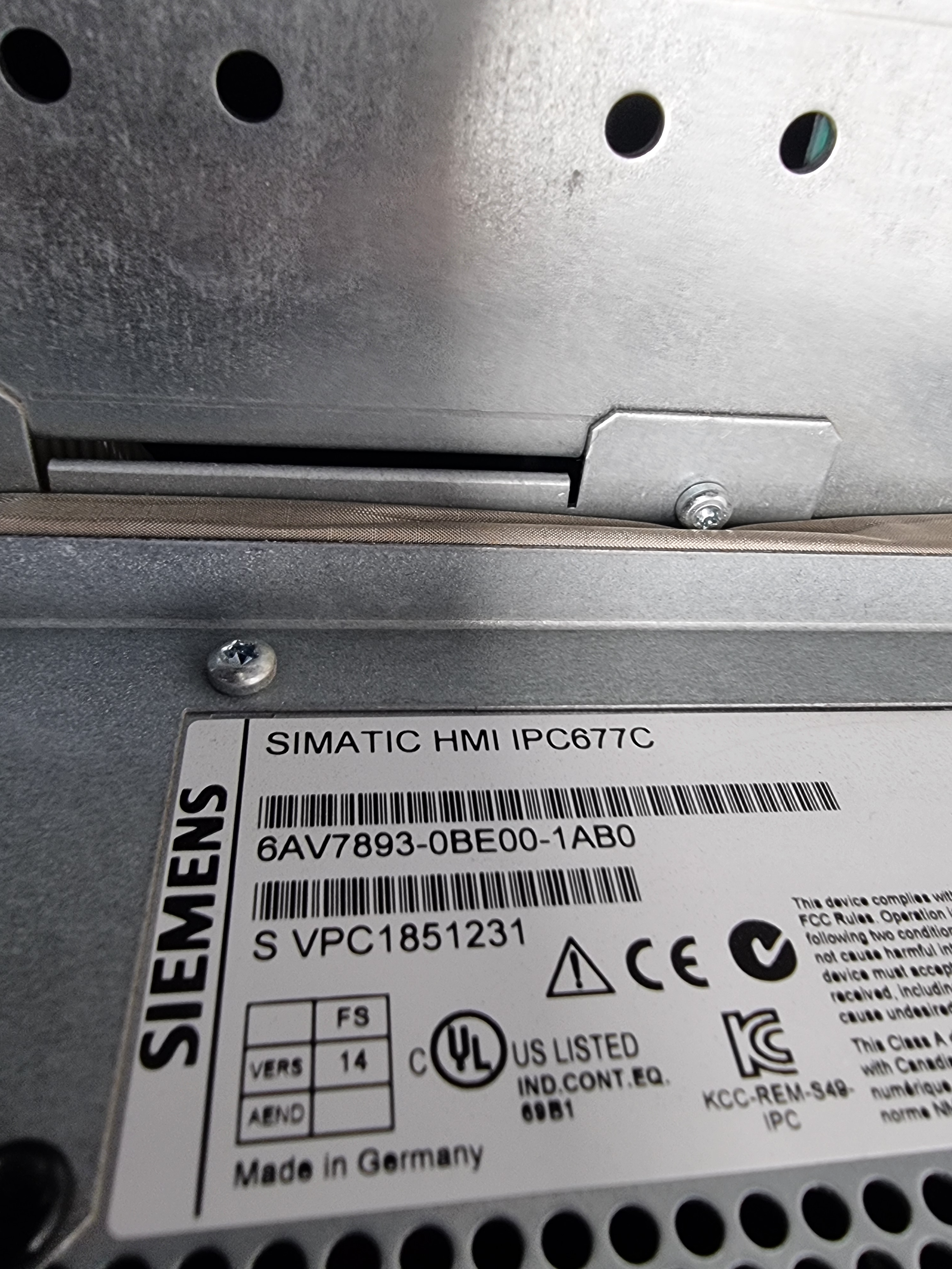 Used Siemens Simatic HMI IPC677C | 6AV7893-0BE00-1AB0 | Version: 14