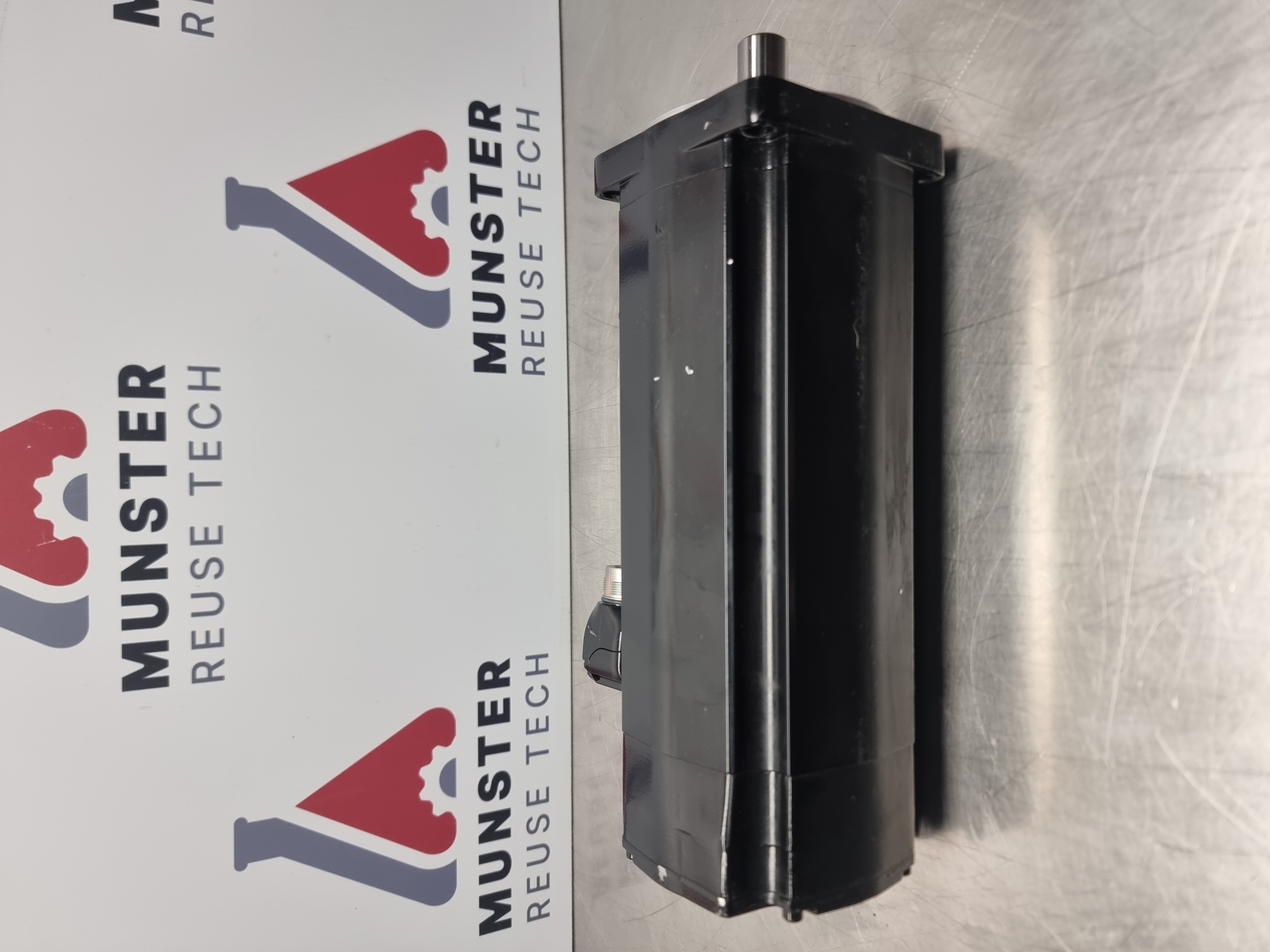 Used Schneider Elau SH31003P02F2000 Servo Motor | SH10040080/0/0/00/00/00/11/00