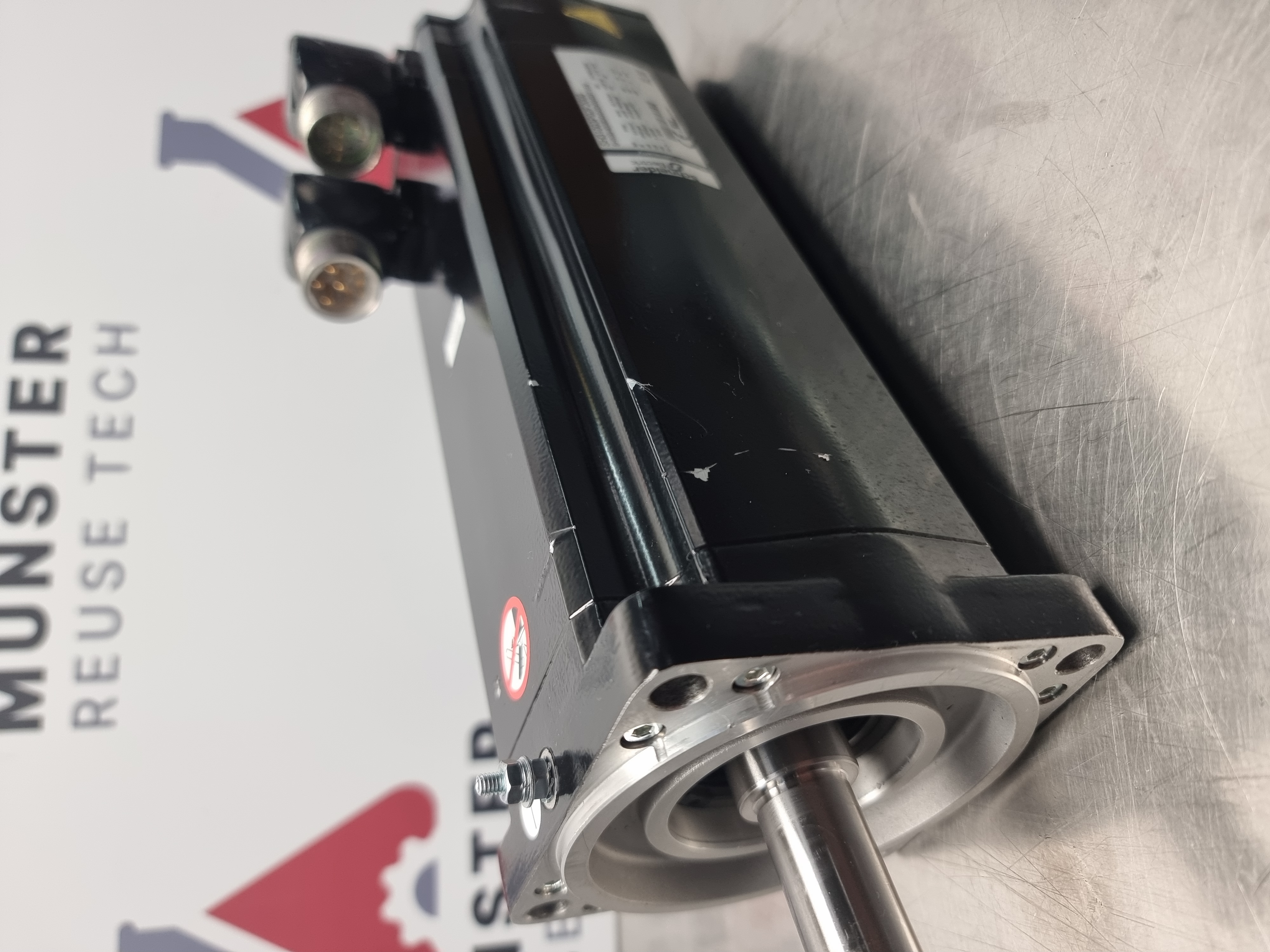 Used Schneider Elau SH31003P02F2000 Servo Motor | SH10040080/0/0/00/00/00/11/00