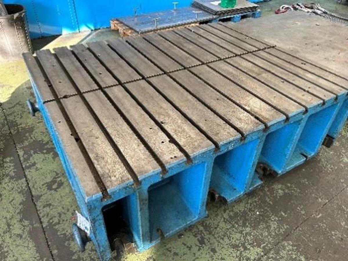 Usado Mesa ranuras con 15 ranuras  en T. Dimensiones  1800x1500x560mm