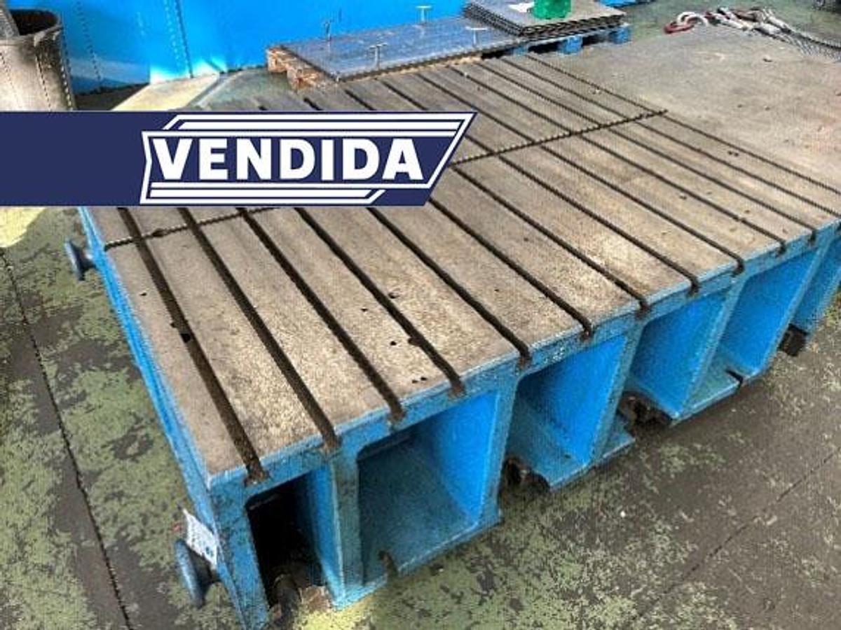 Usado Mesa ranuras con 15 ranuras  en T. Dimensiones  1800x1500x560mm
