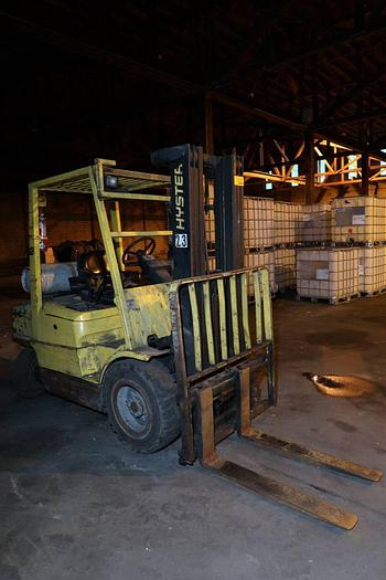 Used 5,000 POUND HYSTER MODEL H50XM FORKLIFT TRIPLE STAGE MAST (FOR PARTS) PF