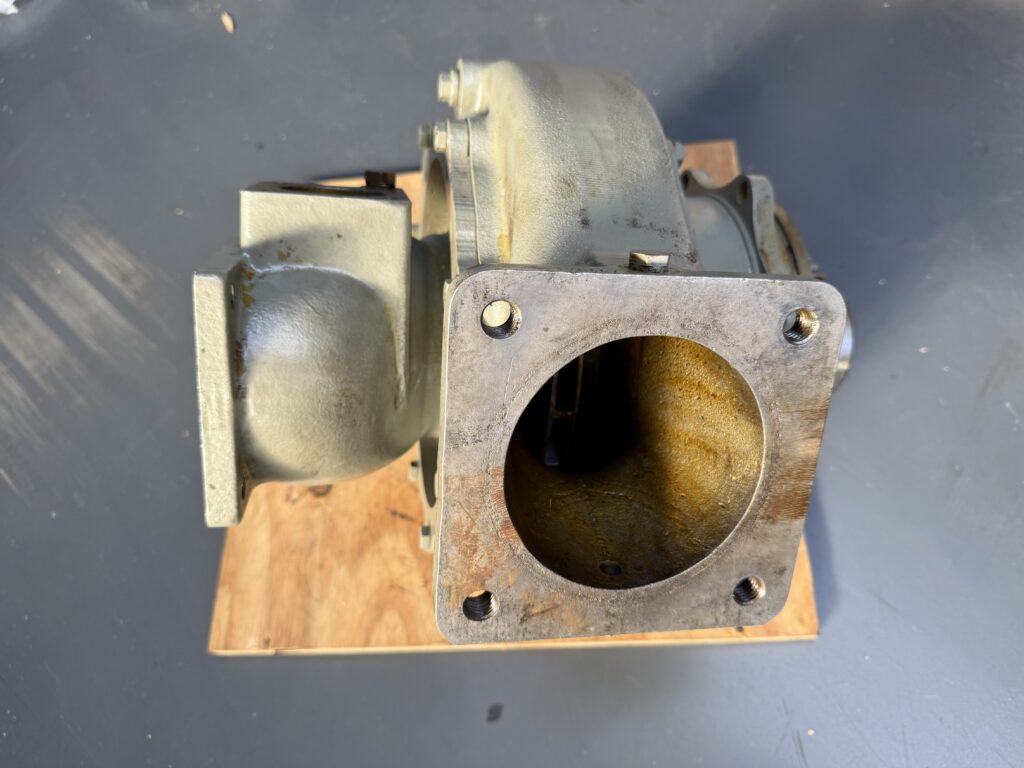 Used WATER PUMP 04093592 - SBV8M628