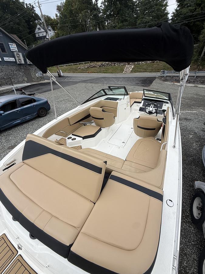 Used 2023 SeaRay SPX210