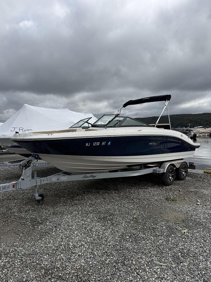 Used 2023 SeaRay SPX210