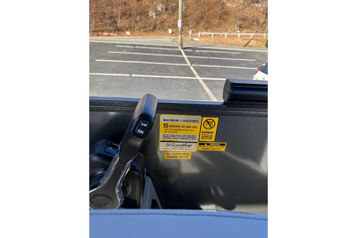 2026 Bentley Pontoons Legacy 223 Navigator
