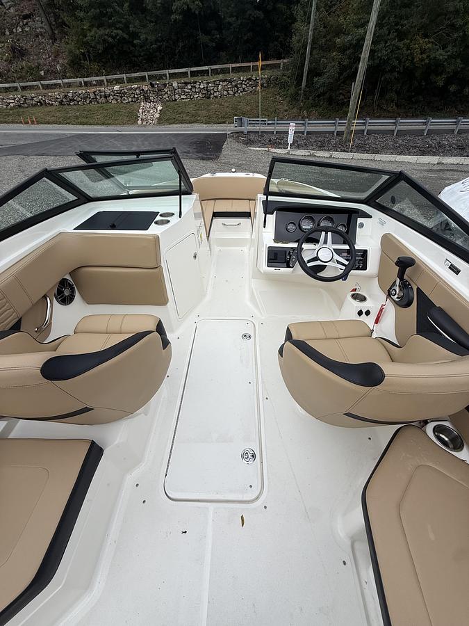 Used 2023 SeaRay SPX210