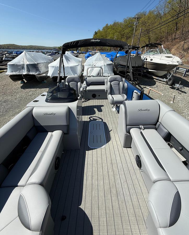 2025 Bentley Pontoons Legacy 223 Swingback