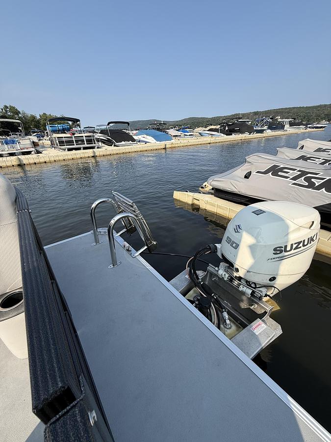 Used 2019 Bentley Pontoons I 220