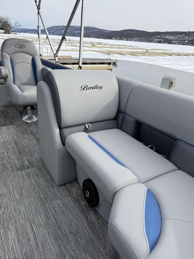 2026 Bentley Pontoons Legacy 200 Swingback