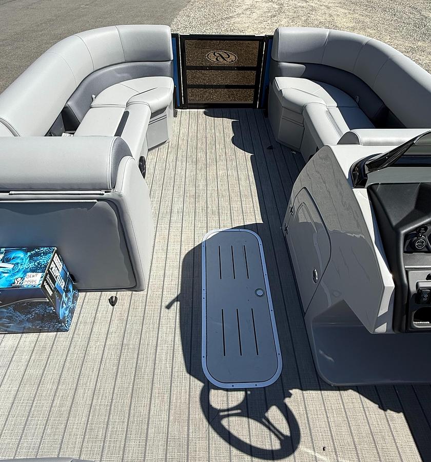 2025 Bentley Pontoons Legacy 223 Swingback