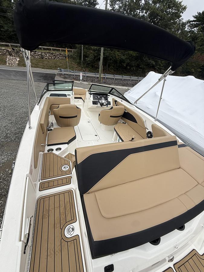 Used 2023 SeaRay SPX210