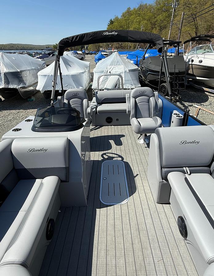 2025 Bentley Pontoons Legacy 223 Swingback