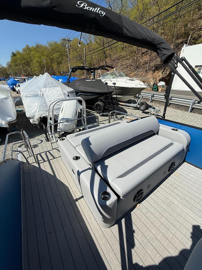 2025 Bentley Pontoons Legacy 223 Swingback