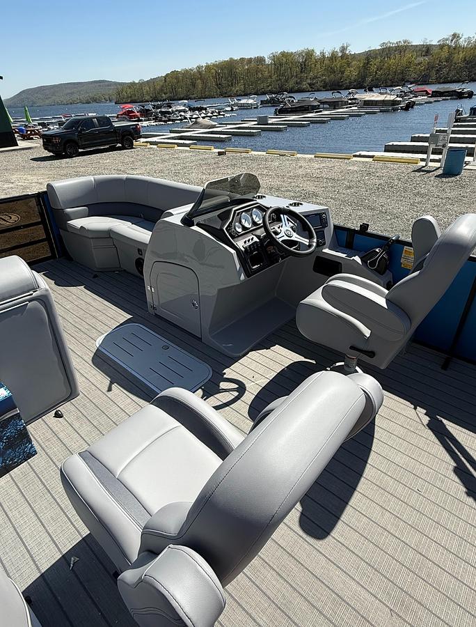2025 Bentley Pontoons Legacy 223 Swingback