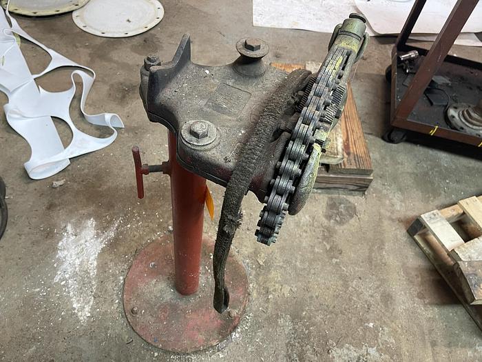 Used REED MANUFACTURING CO. MECHANICAL PIPE HOLDER