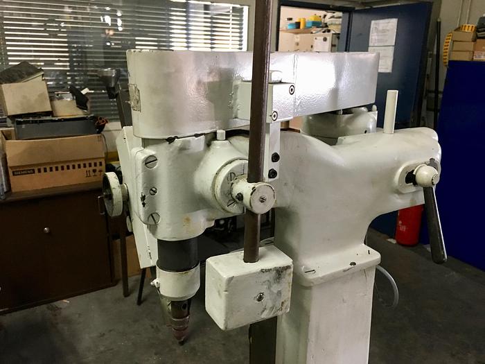 Gebraucht Zentrierbohrungs - Schleifmaschine HENNINGER ZS 150