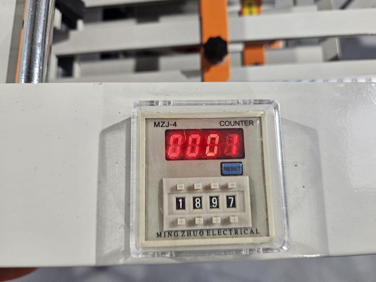 Used Hualian ZE-9B4 Paper Folding Machine