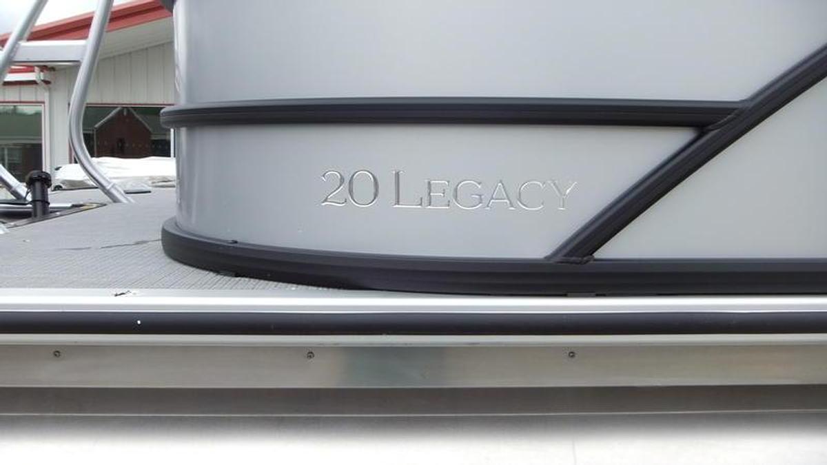 2025 Bentley Pontoons Legacy 200 Navigator