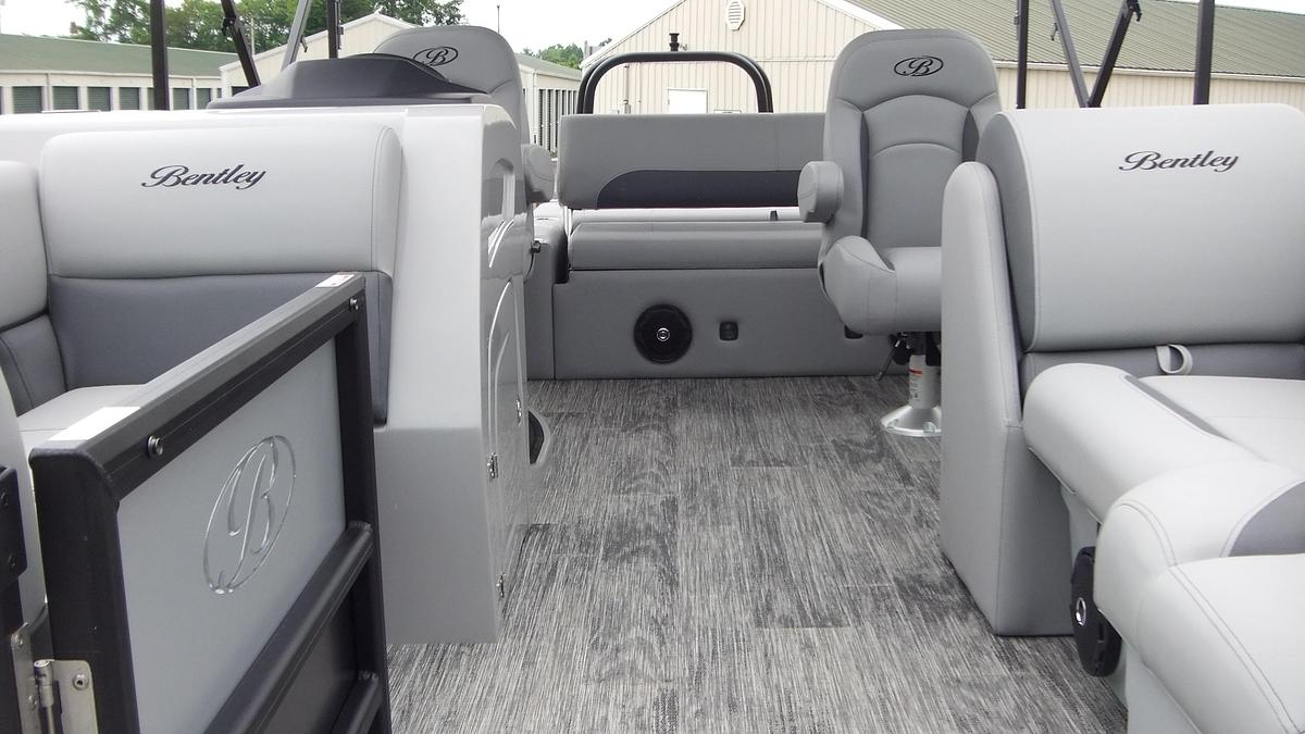 2026 Bentley Pontoons Legacy 200 Swingback