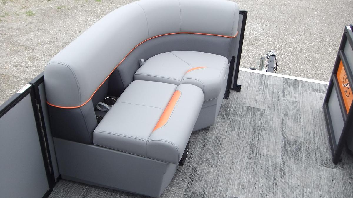 2027 Bentley Pontoons Bolt