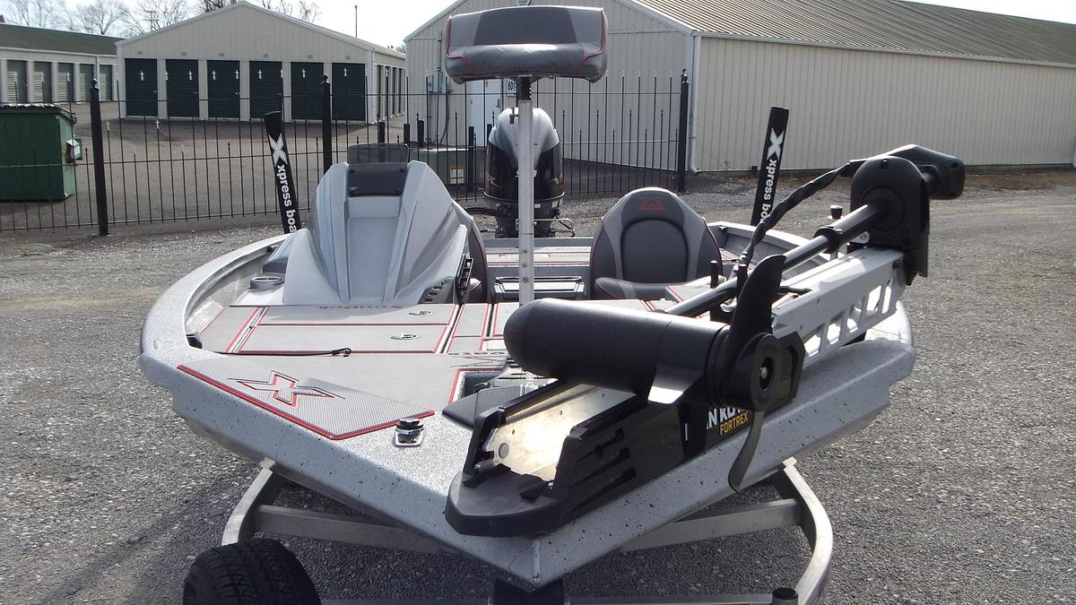 Used 2022  Xpress Boats H17