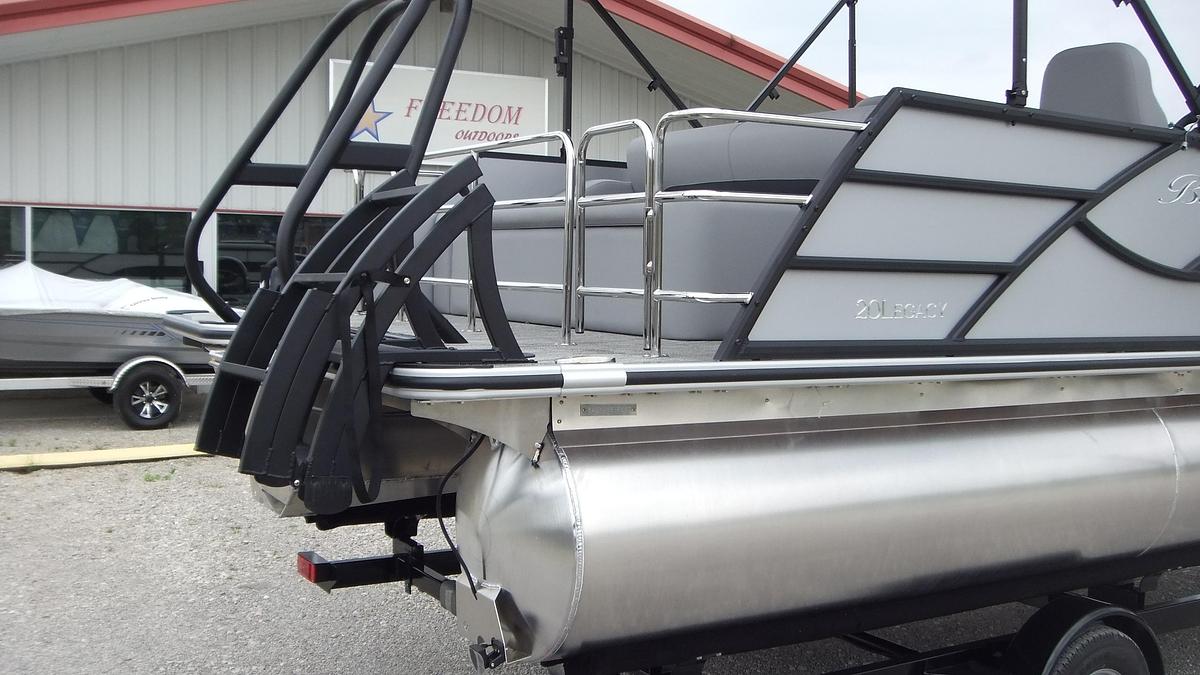2026 Bentley Pontoons Legacy 200 Swingback