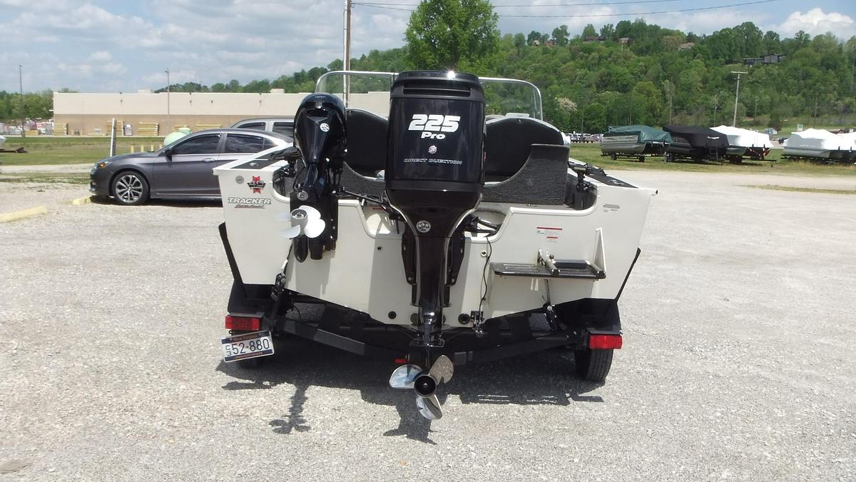 Used 2018  Tracker Boats Targa V19
