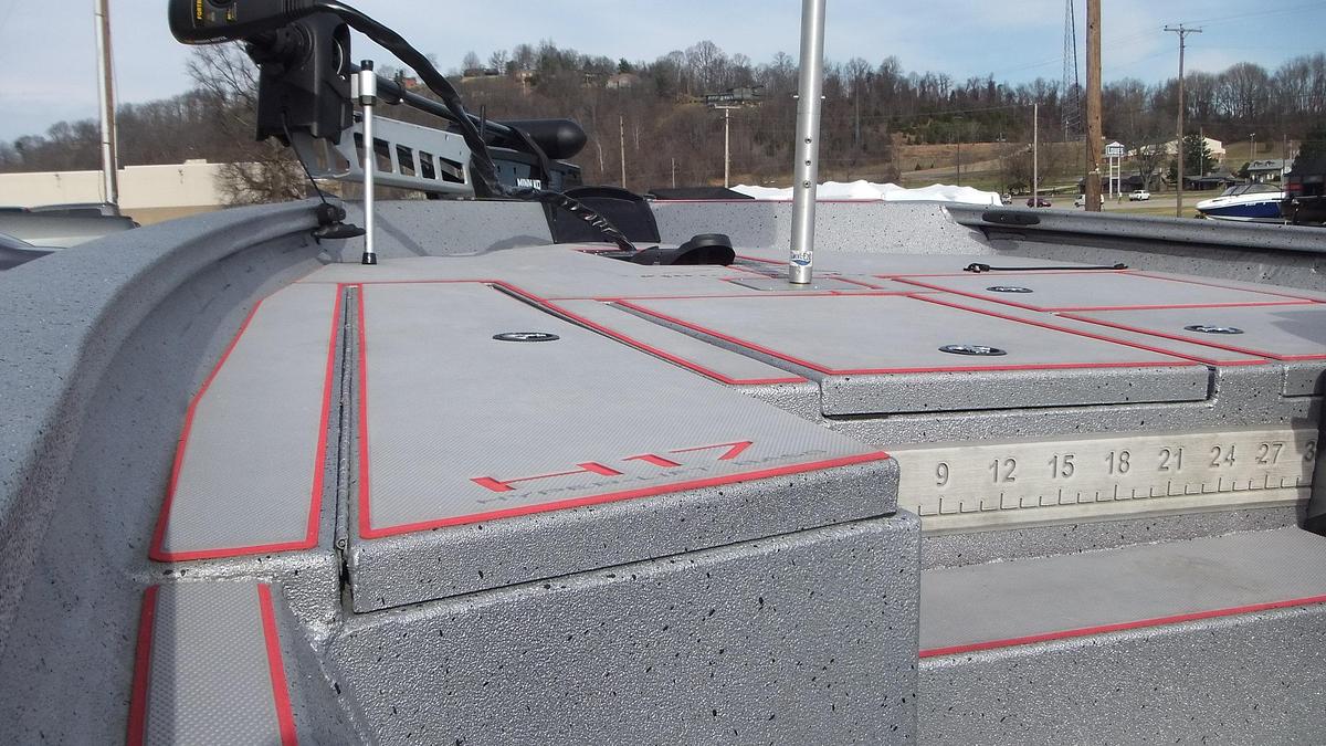 Used 2022  Xpress Boats H17