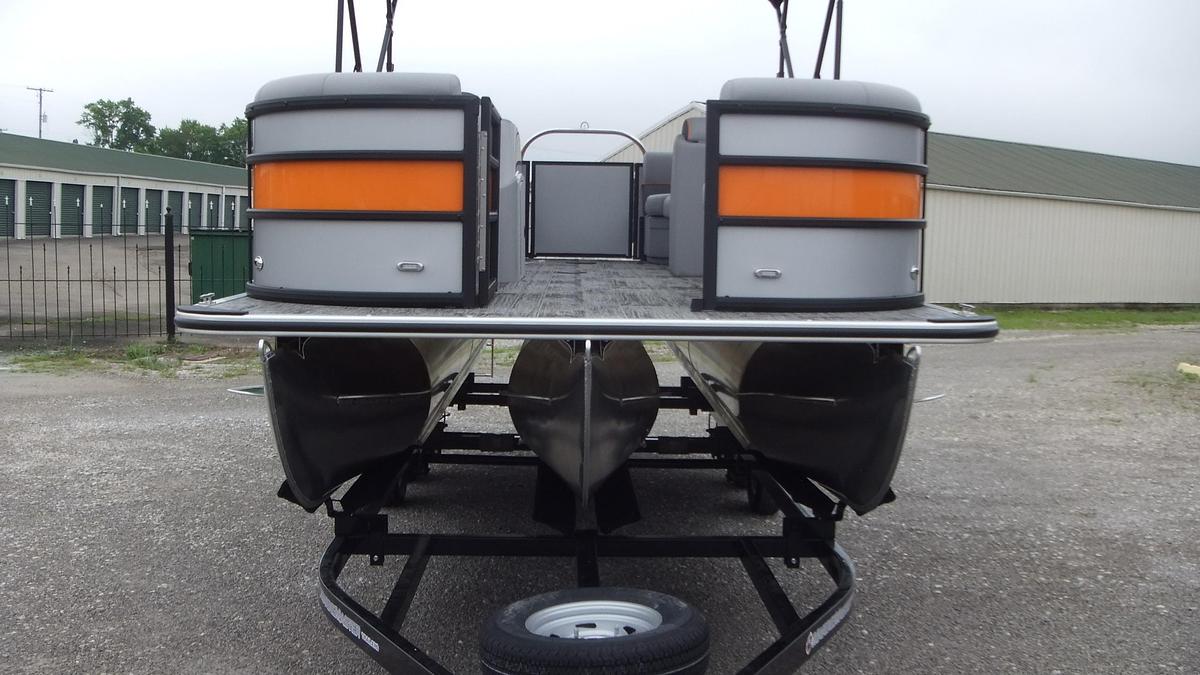 2027 Bentley Pontoons Bolt