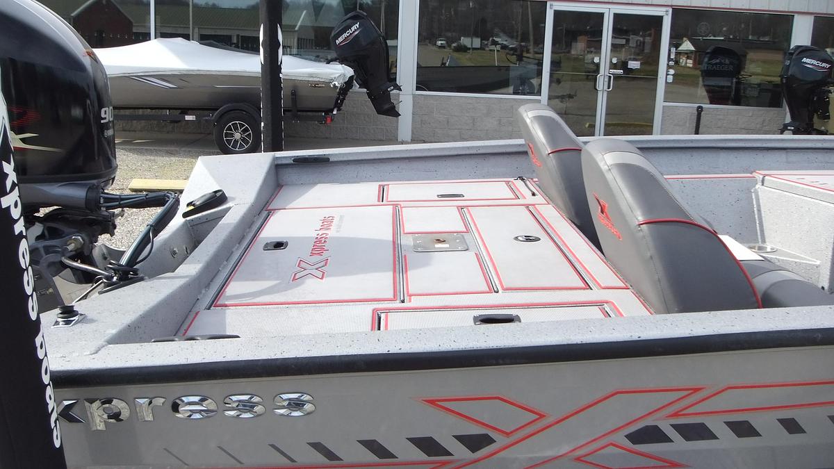 Used 2022  Xpress Boats H17