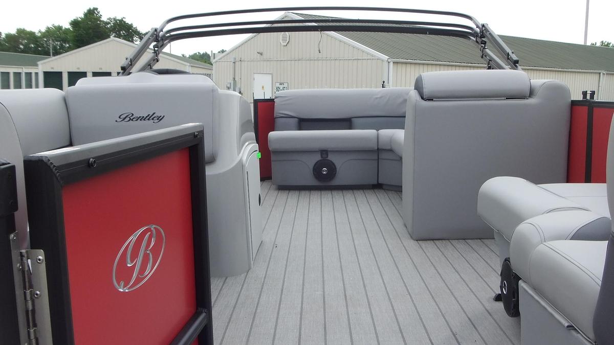 2026 Bentley Pontoons 18LE