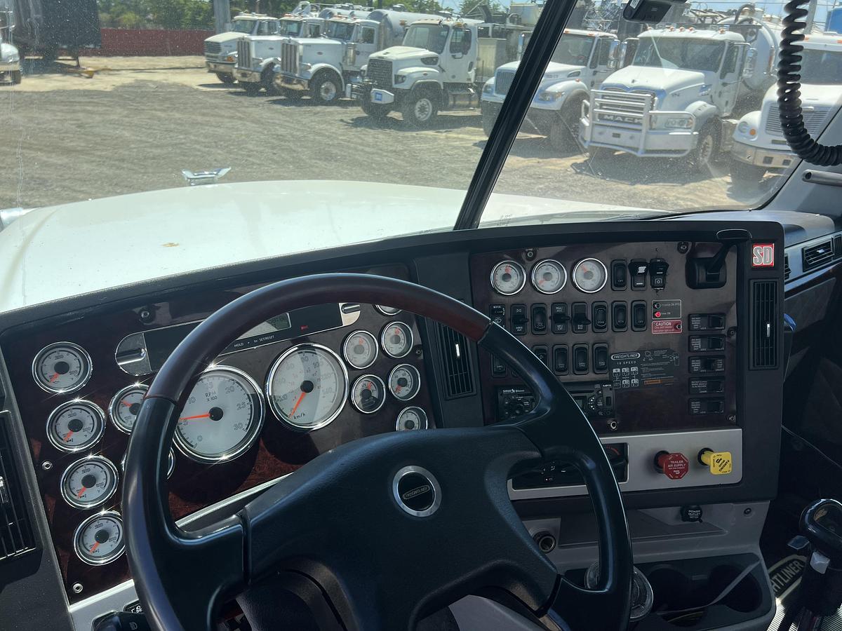 Used 2012 Freightliner  122sd