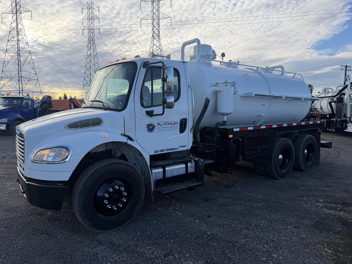 Used 2011 FREIGHTLINER 3200 GALLON SEPTIC VACUUM TRUCK 