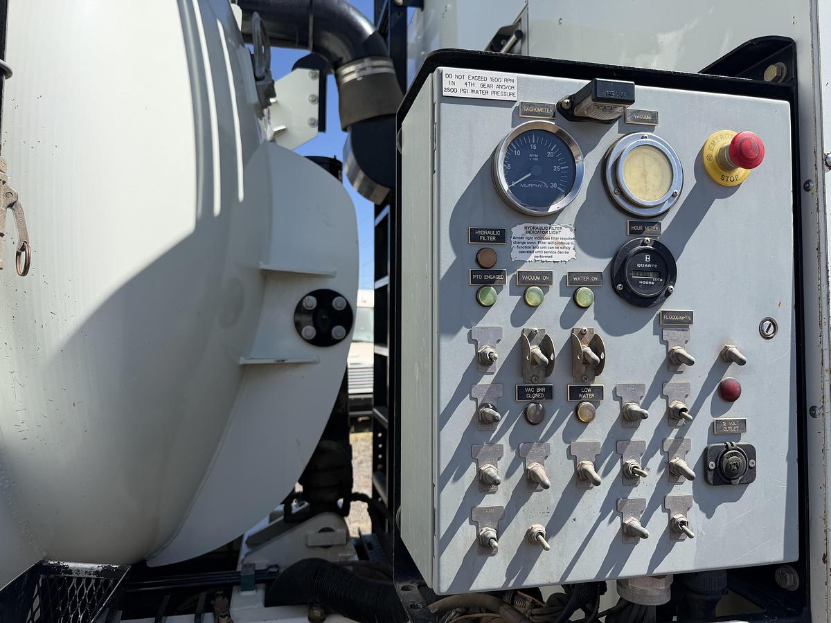 Used 2020 AQUATECH X8 PETERBILT 348