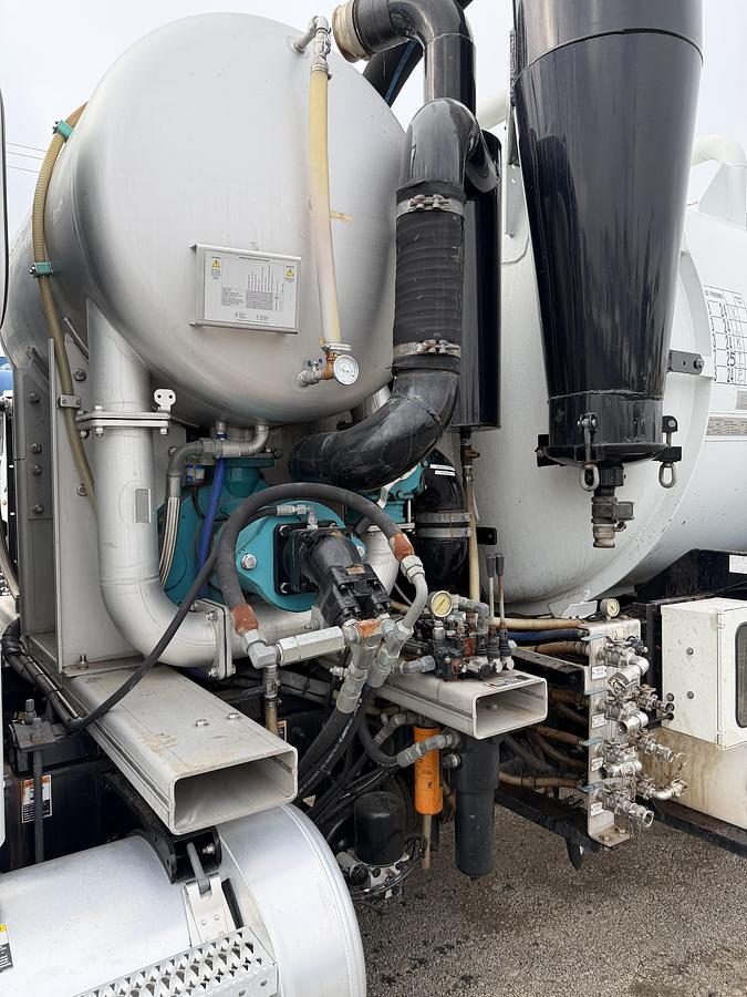 Used 2016 LIQUID RING 70BBL DOT CODE PETERBILT 348