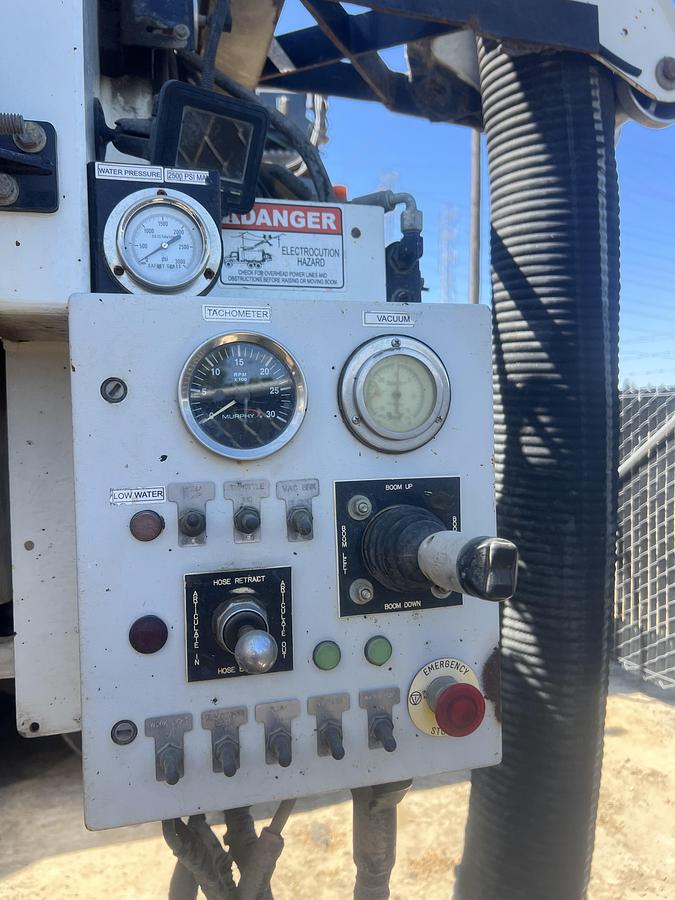 Used 2012  Freightliner 112sd