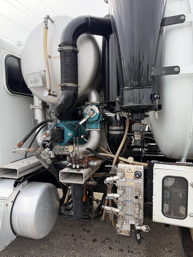 Used 2016 LIQUID RING 70BBL DOT CODE PETERBILT 348