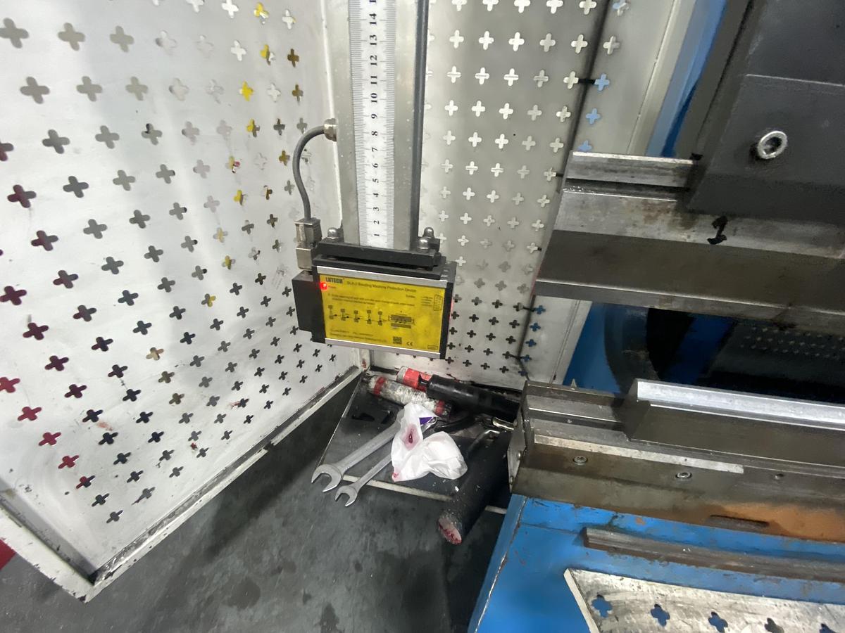 Used EDWARDS PEARSON EPT CNC ECO 3m x 135 ton Press brake