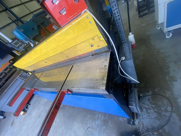 Used Press and shear 1300mm x 2.5 mm direct drive guillotine